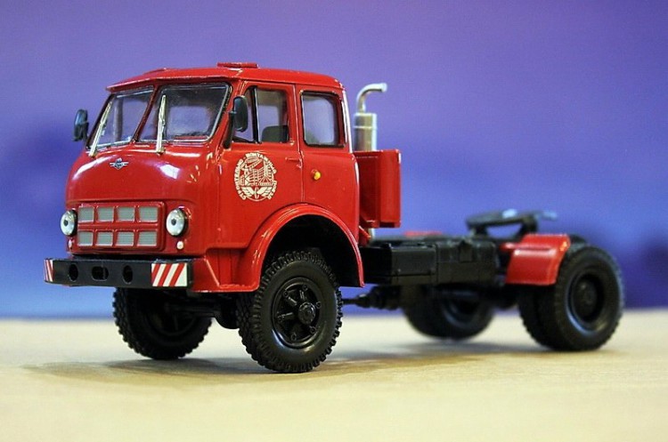 1:43 МАЗ 508В/504Г седельный тягач (1970), красный