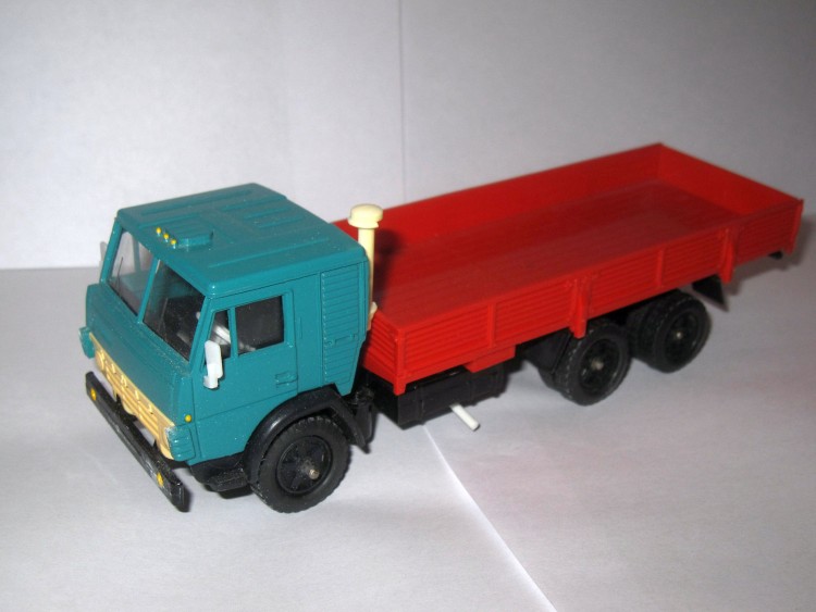 1:43 Камский грузовик 53212 бортовой (зеленая кабина)