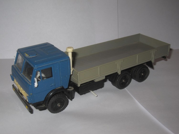 1:43 Камский грузовик-53212 бортовой (синяя кабина)