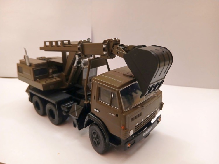 1:43 Экскаватор ЭО-3532 (5511), хаки
