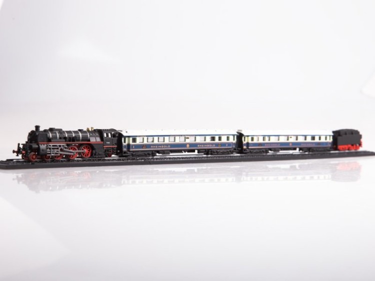 1:220 локомотив BR 18.3 и два вагона "RHEINGOLD-EXPRESS" (Утрехт-Женева) 1928