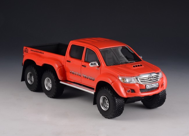1:43 TOYOTA Hilux AT44 6x6 Arctic Truck 2014 Orange-Red