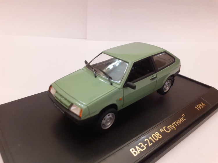 1:43 ВАЗ-2108 в боксе 