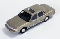 1:43 LINCOLN TOWN CAR 1996 Champagne