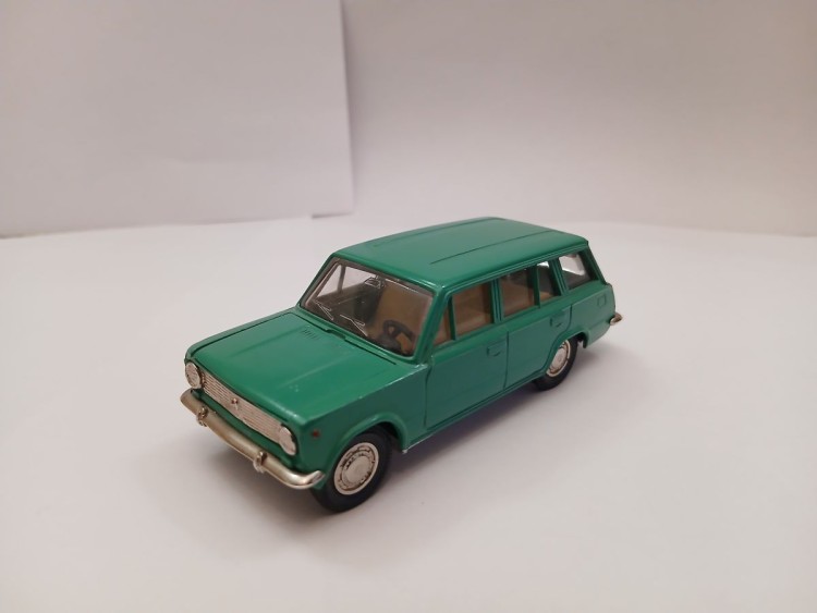 1:43 ВАЗ-2102 Номерной А11 (зеленый)