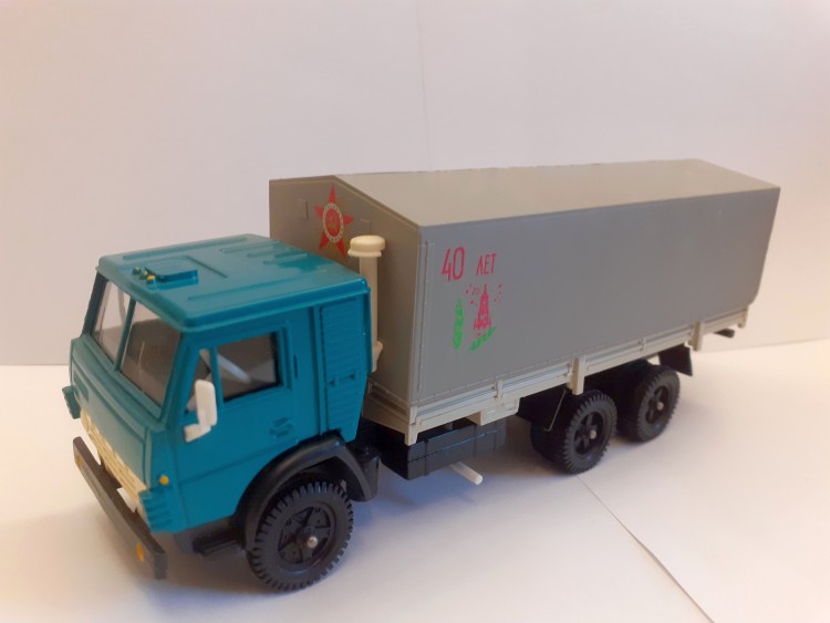 1:43 КАМский грузовик-53212 зеленый с серым тентом (с декалью 40 лет Победы)