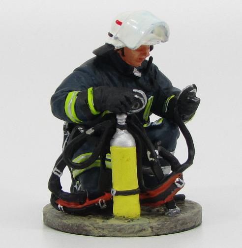 1:32  Немецкий пожарный с кислородным баллоном г.Гёттинген 2004