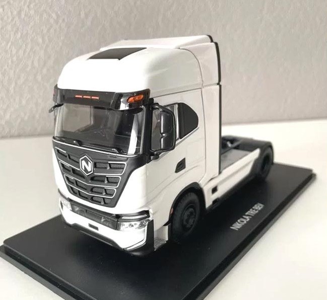 1:43 седельный тягач IVECO Nikola Tre BEV 2022 White 