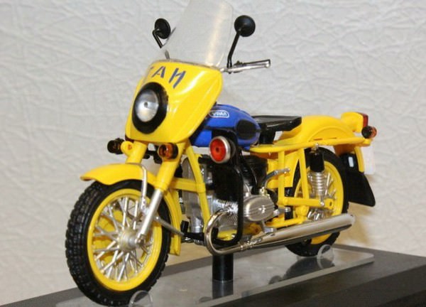 1:18 Миасский мотоцикл  ИМЗ-8.923 Патруль ГАИ, желтый