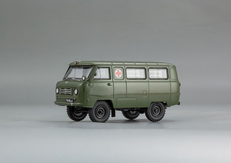 1:43 Советский автомобиль тип 450A «Медицинская Помощь» МО СССР - 1962 г. (интерьер армейский - 4 носилок)