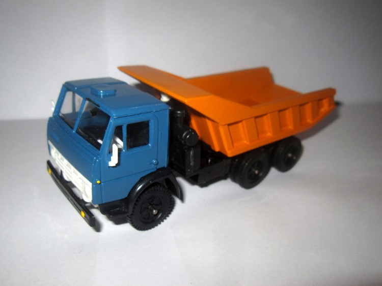 1:43 КАМский грузовик-5511 (синяя кабина)