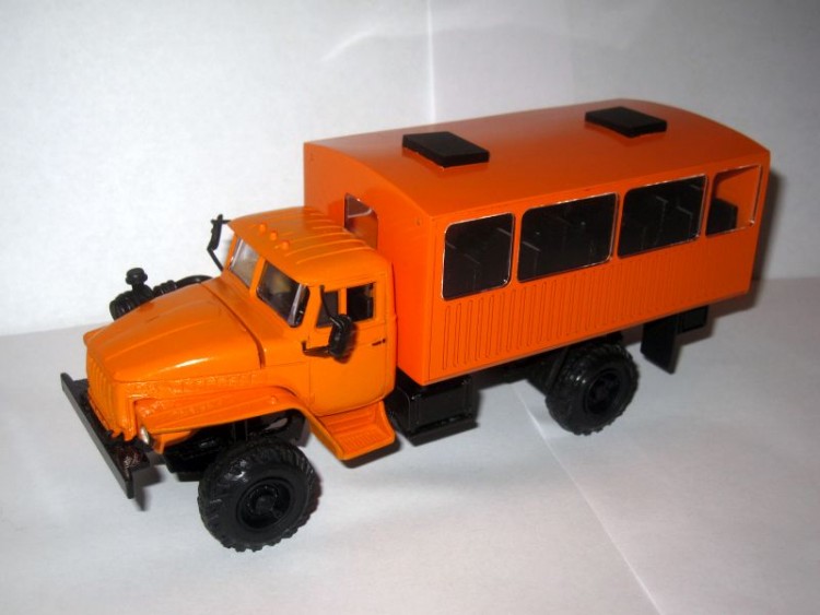 1:43 Уральский грузовик 43206 вахтовый автобус с низкой крышей (оранжевый)