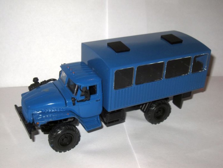 1:43 Уральский грузовик 43206 вахтовый автобус с низкой крышей (синий)-дефект